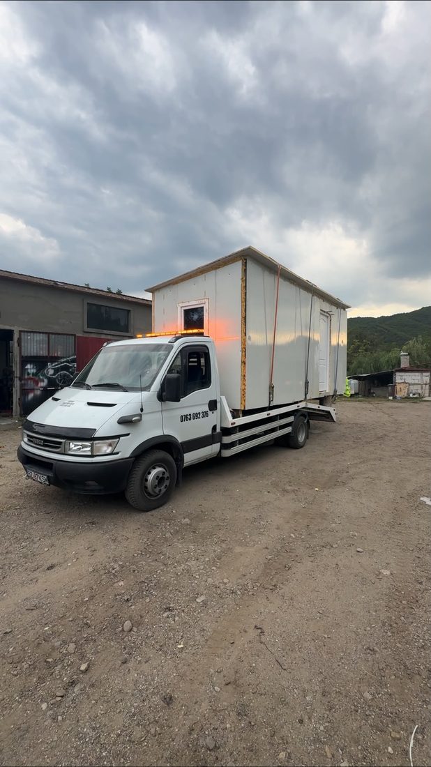 Platforma Iveco Daily a firmei, cu numărul de telefon 0763 692 376 pe capotă
