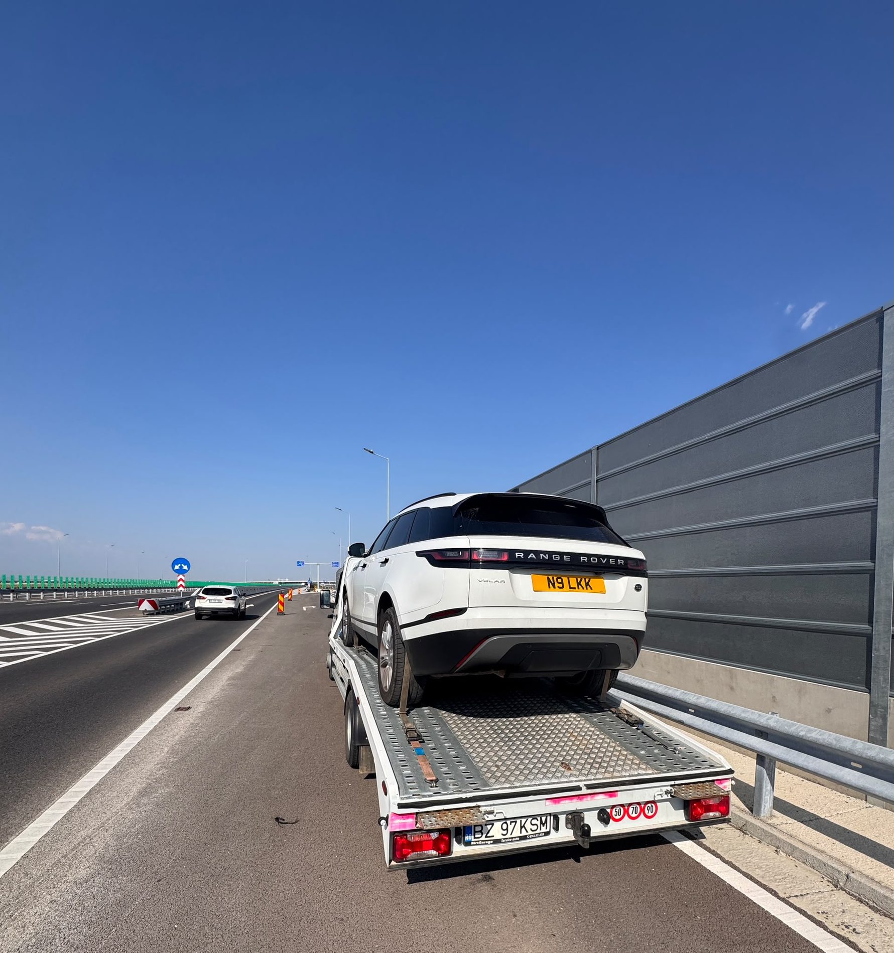 Range Rover Velar transportat pe platforma Cosmin Tractări pe autostradă