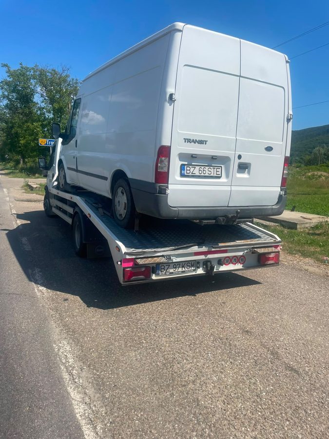 Ford Transit transportat pe platformă