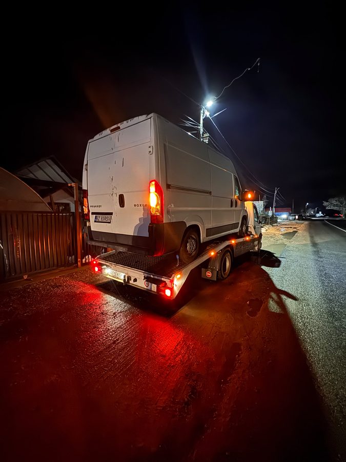 Peugeot Boxer tractat noaptea, pe carosabil ud