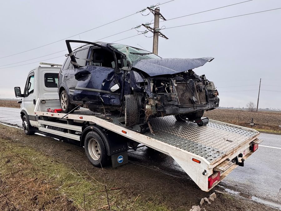 Mașină avariată grav, preluată după accident