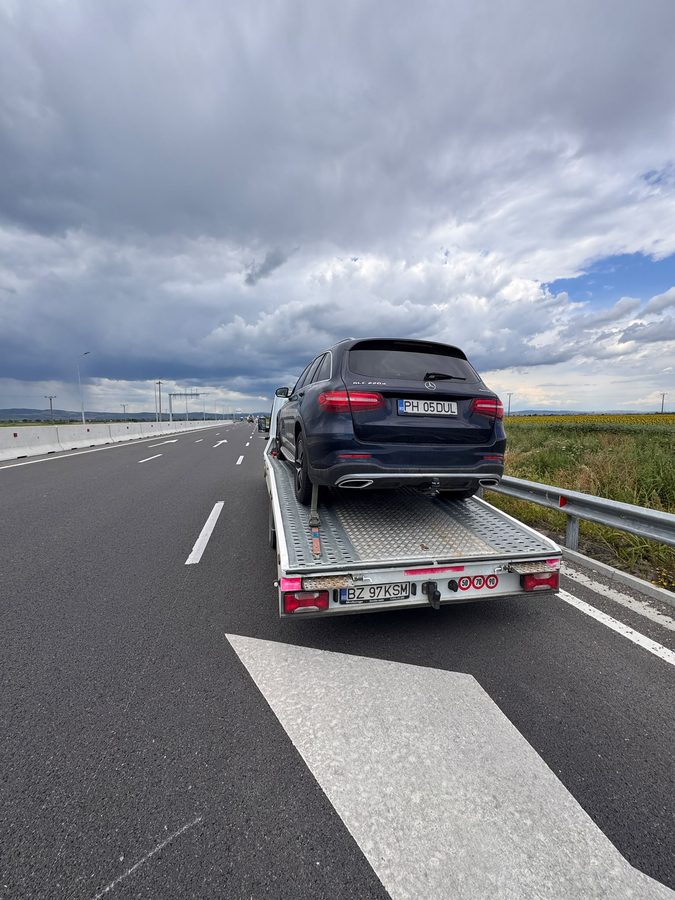 Mercedes GLC transportat pe platformă pe autostradă