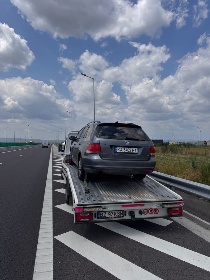 Volkswagen Golf cu numere de Ucraina transportat pe platformă